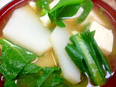 豆腐と山芋と小松菜の味噌汁